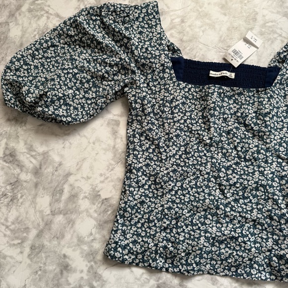 🌟NWT Abercrombie & Fitch Smocked Floral Crop Top with puff sleeves - Picture 3 of 4